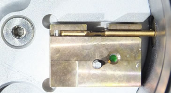 A more extreme close-up view of the Gatan 914 holder with the holder in closed position, displaying a green dot.